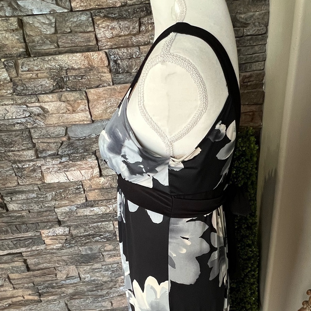 Elegant Black and White Floral V-Neck Maxi Dress - Picture 5 of 7